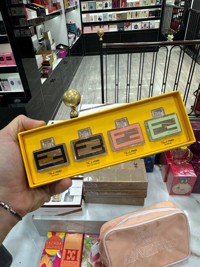 9e0fd256-bef2-4274-b228-4a4124766c56-2 coffret de miniatures Fendi – Image 1